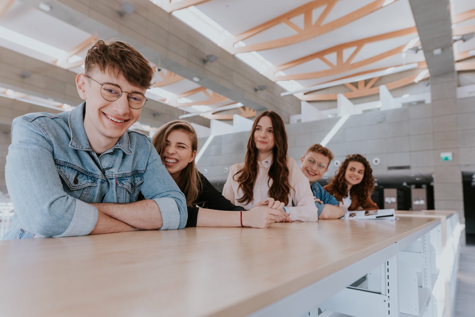 grupa studentów stojąca w budynku