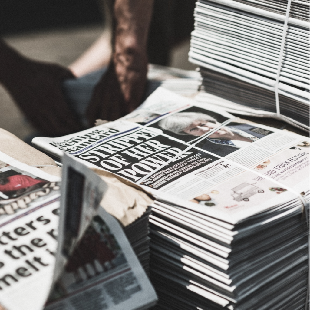 Stos wydrukowanych gazet zwiniętych sznurkiem