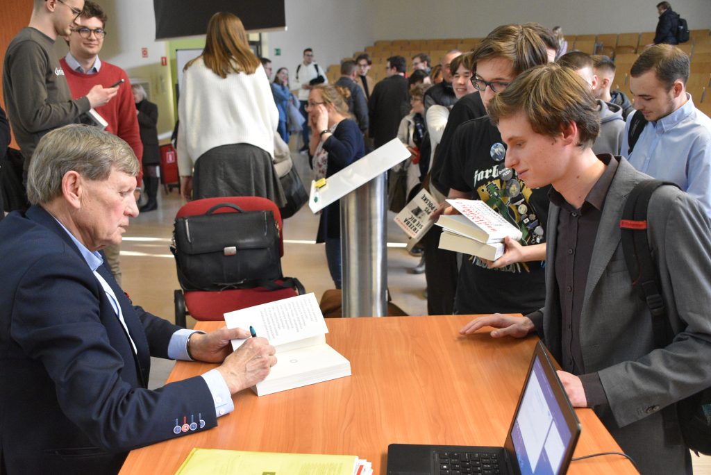 Prof. Balcerowicz rozdaje autografy