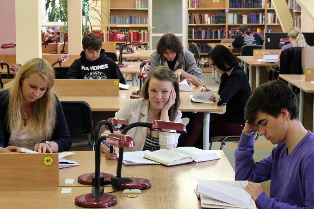 studenci w czytelni