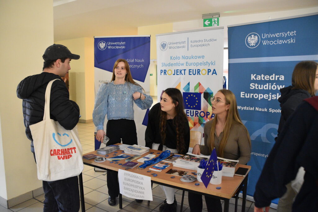 Studenci WNS rozmawiają z kandydatami na stoisku promocyjnym