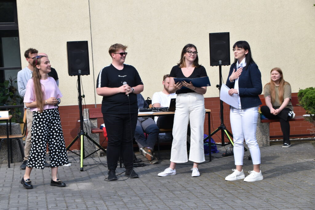 piknik politologiczny - wręczanie dyplomów dla prowadzących