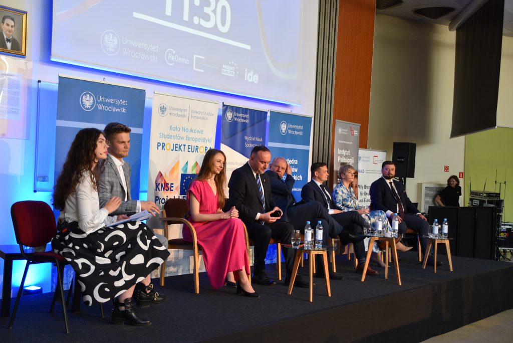 uczestnicy debaty i prowadzący debatę