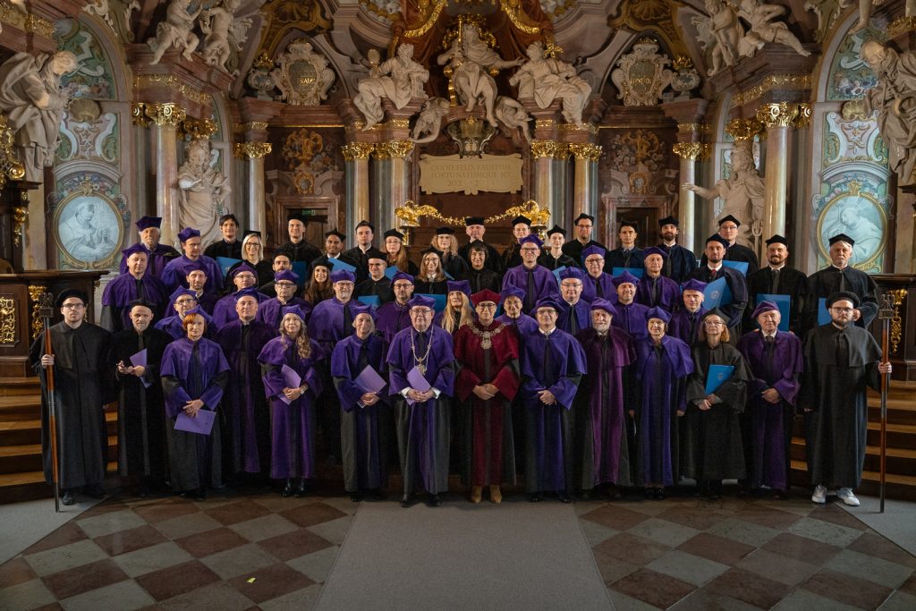 pamiątkowe zdjęcie grupowe uczestników uroczystości
