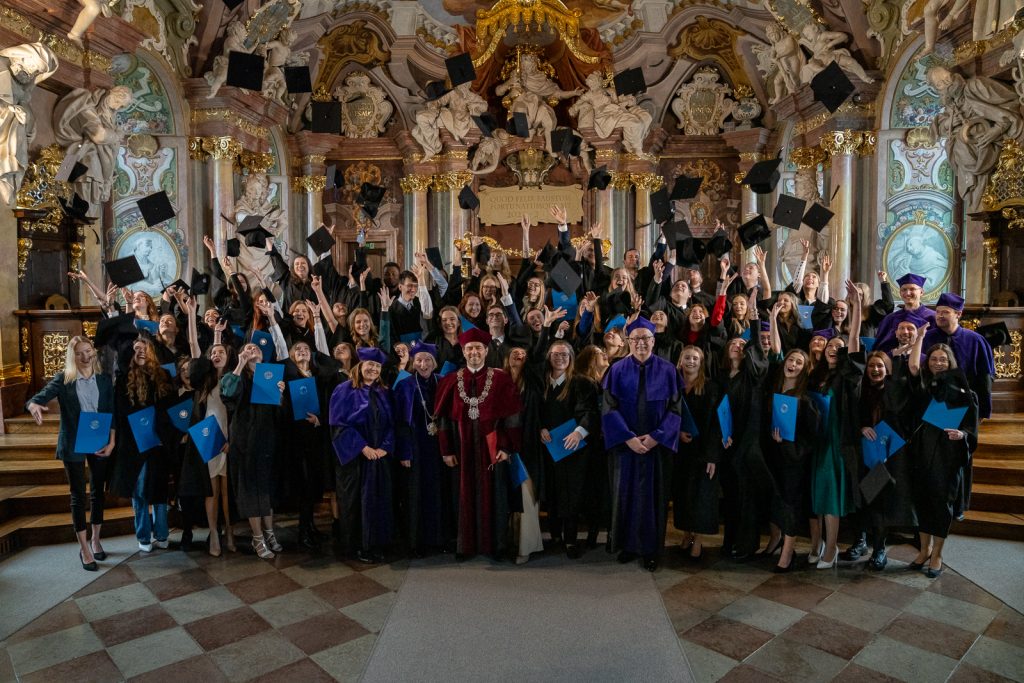 pamiątkowe zdjęcie uczestników uroczystości
