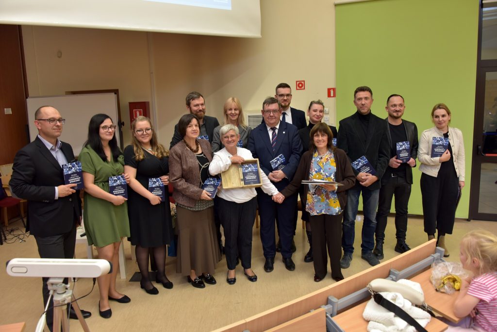 pamiątkowe zdjęcie uczestników spotkania