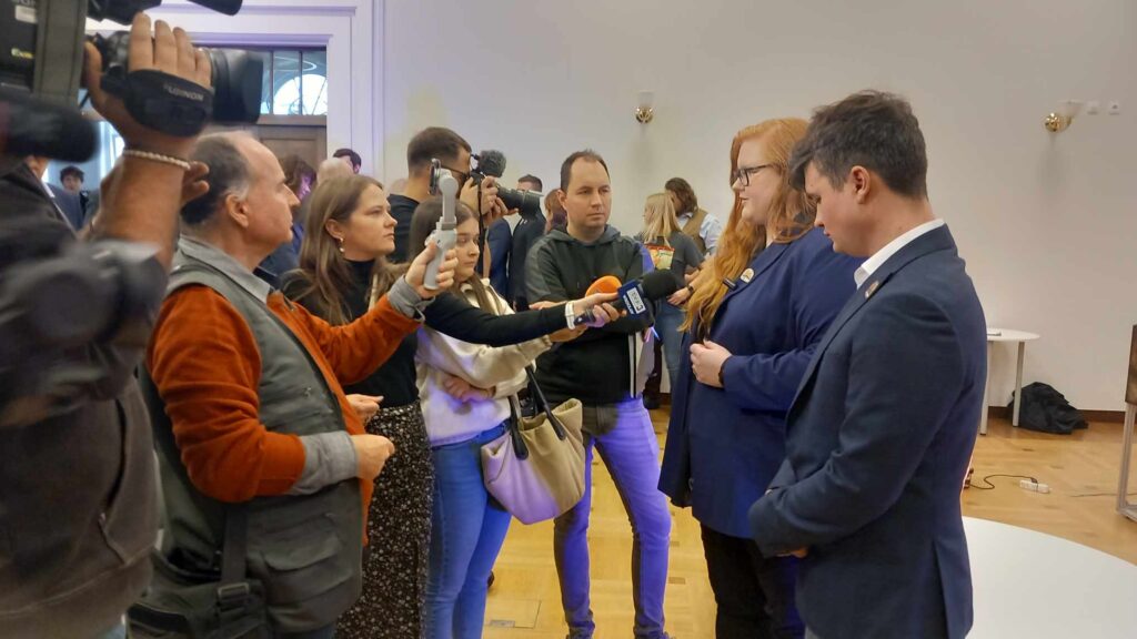 Dr hab. Bartosz Smolik wraz ze studentami przeprowadzają wywiady dla Mars Society Polska