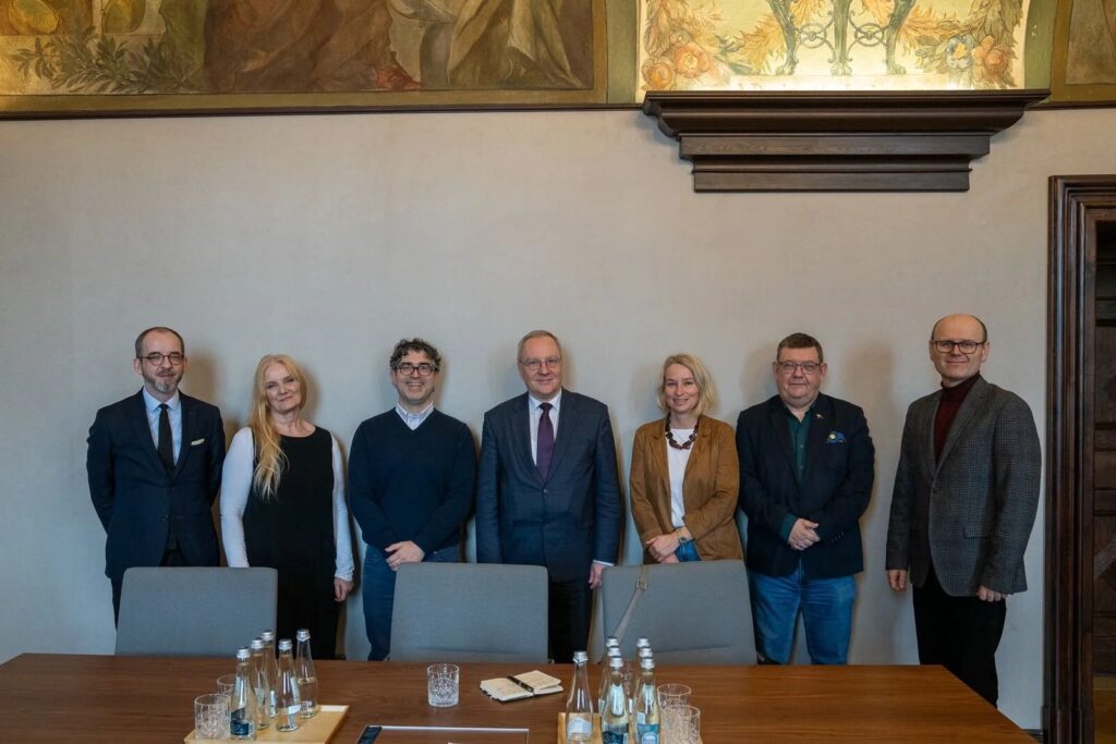 Pamiątkowe zdjęcie uczestników spotkania