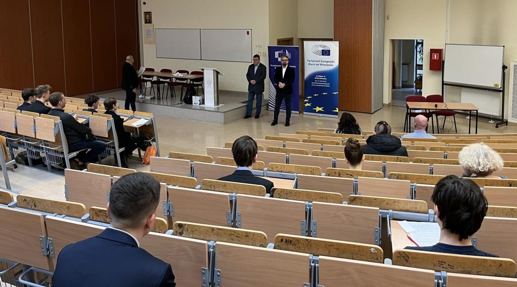 uczestnicy olimpiady podczas spotkania otwarcia