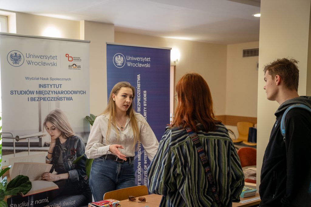 kandydaci rozmawiają ze studentami WNS