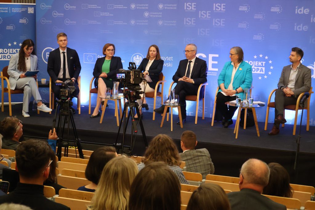 uczestnicy debaty politycznej i prowadzący dyskusję