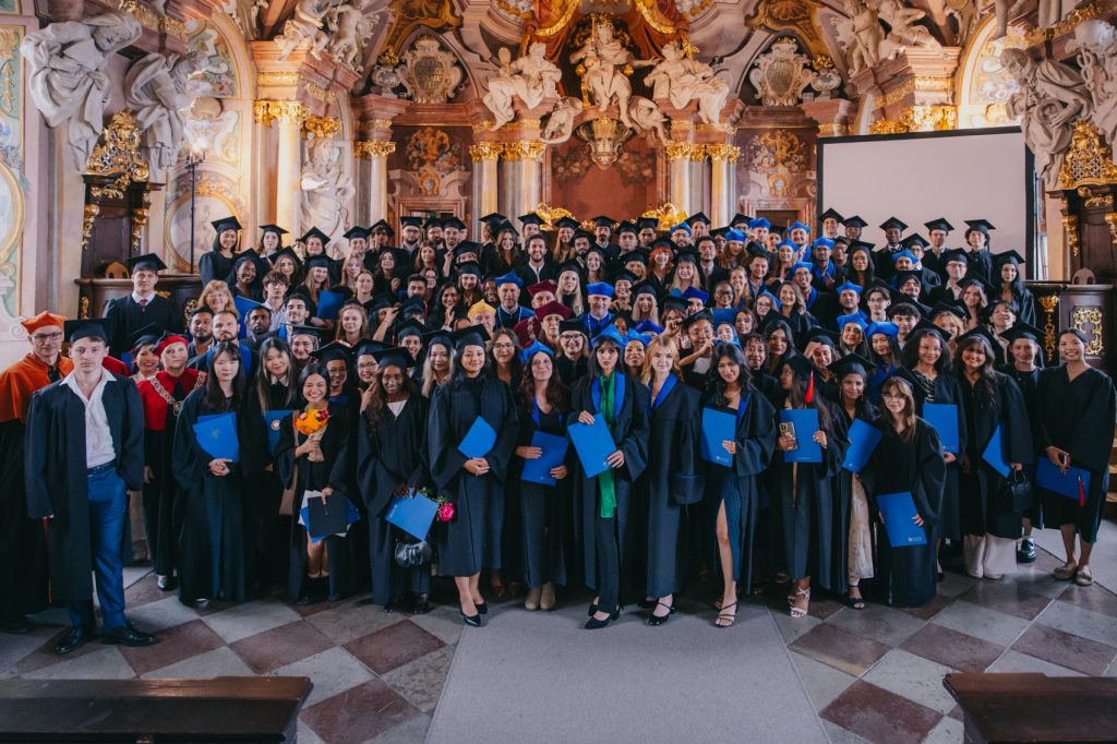 zdjęcie pamiątkowe uczestników uroczystości