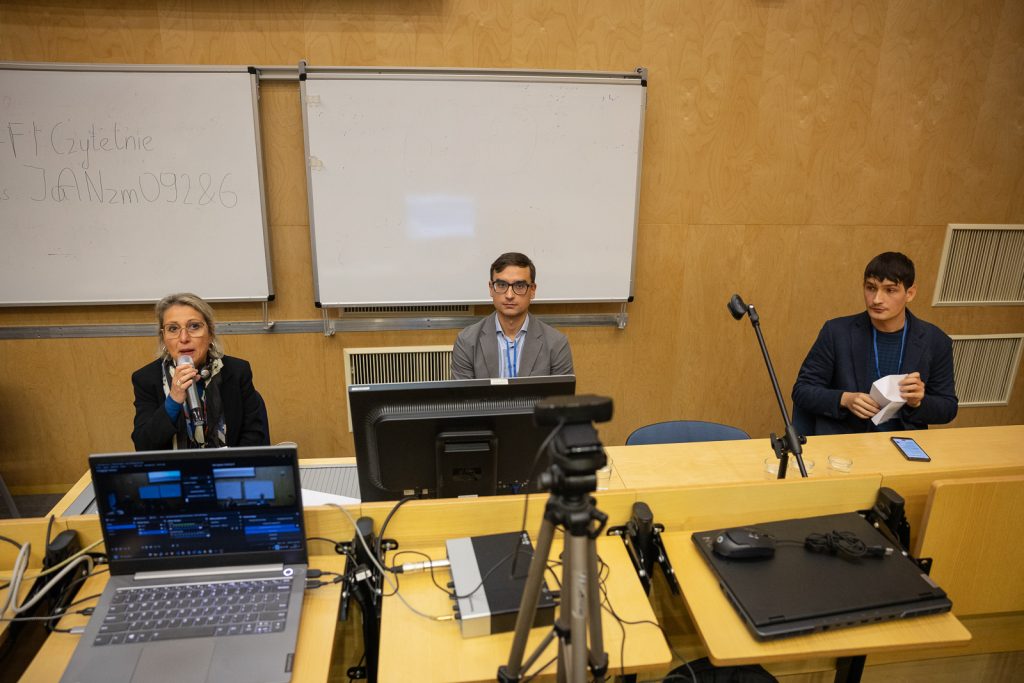 foto z konferencji- prelegenci przy stole