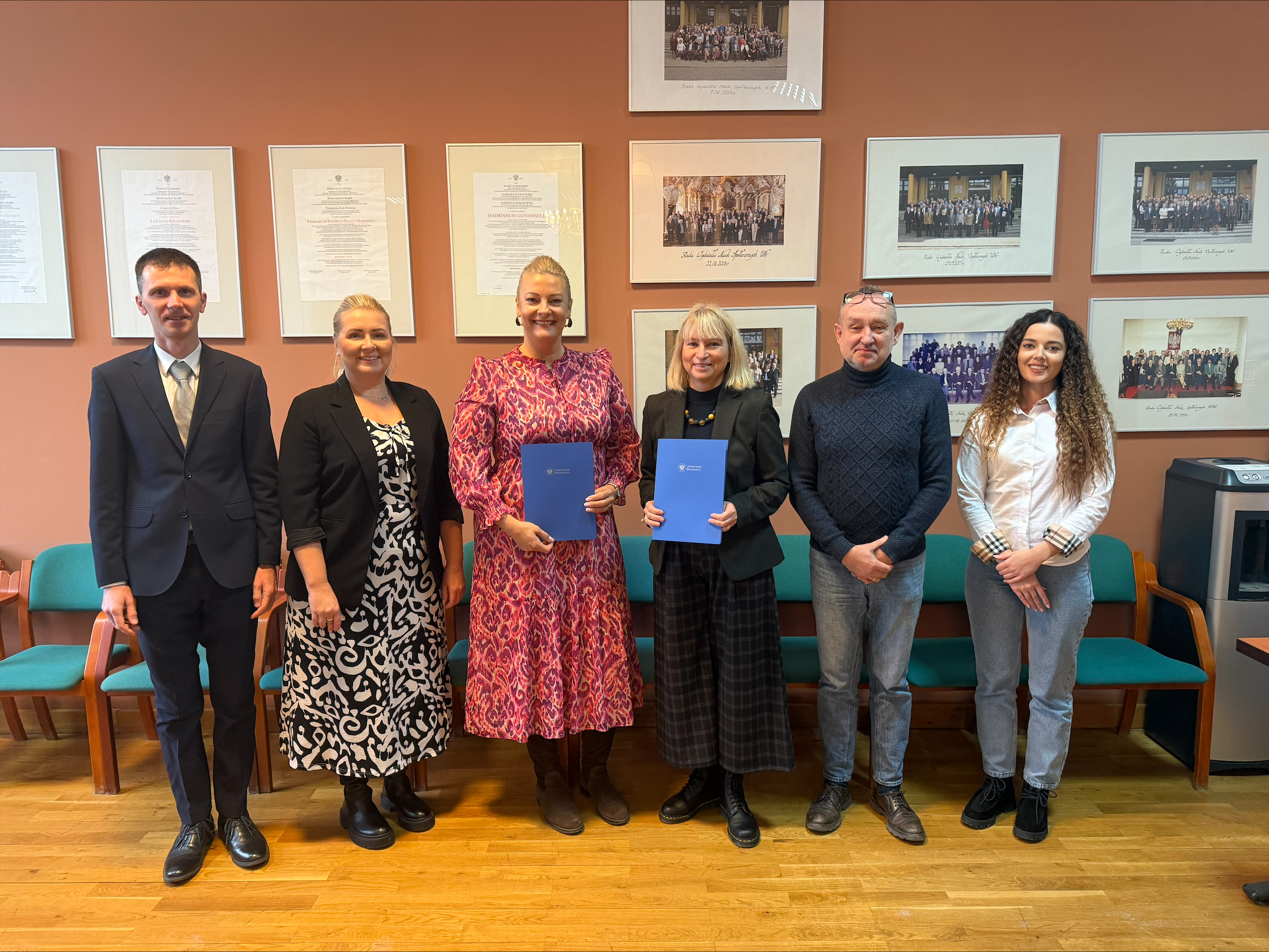 zdjęcie z podpisania umowy