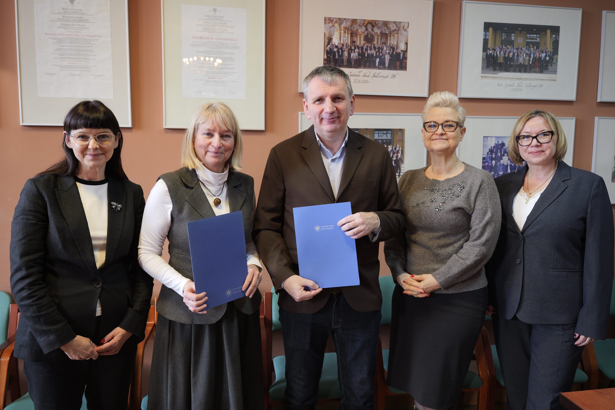 pamiątkowe zdjęcie zbiorowe z podpisania umowy