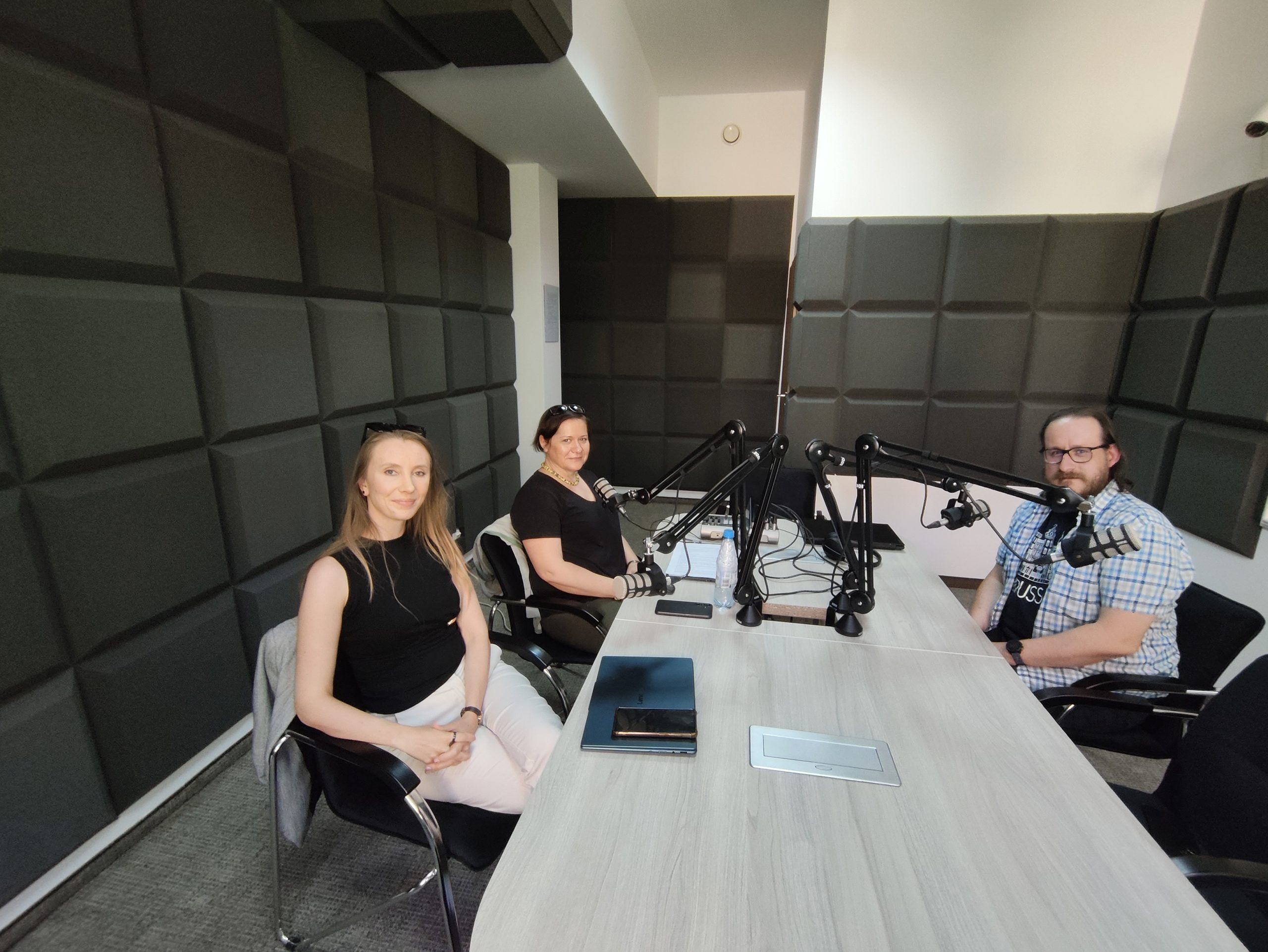 zdjęcie uczestników rozmowy w podcastowni